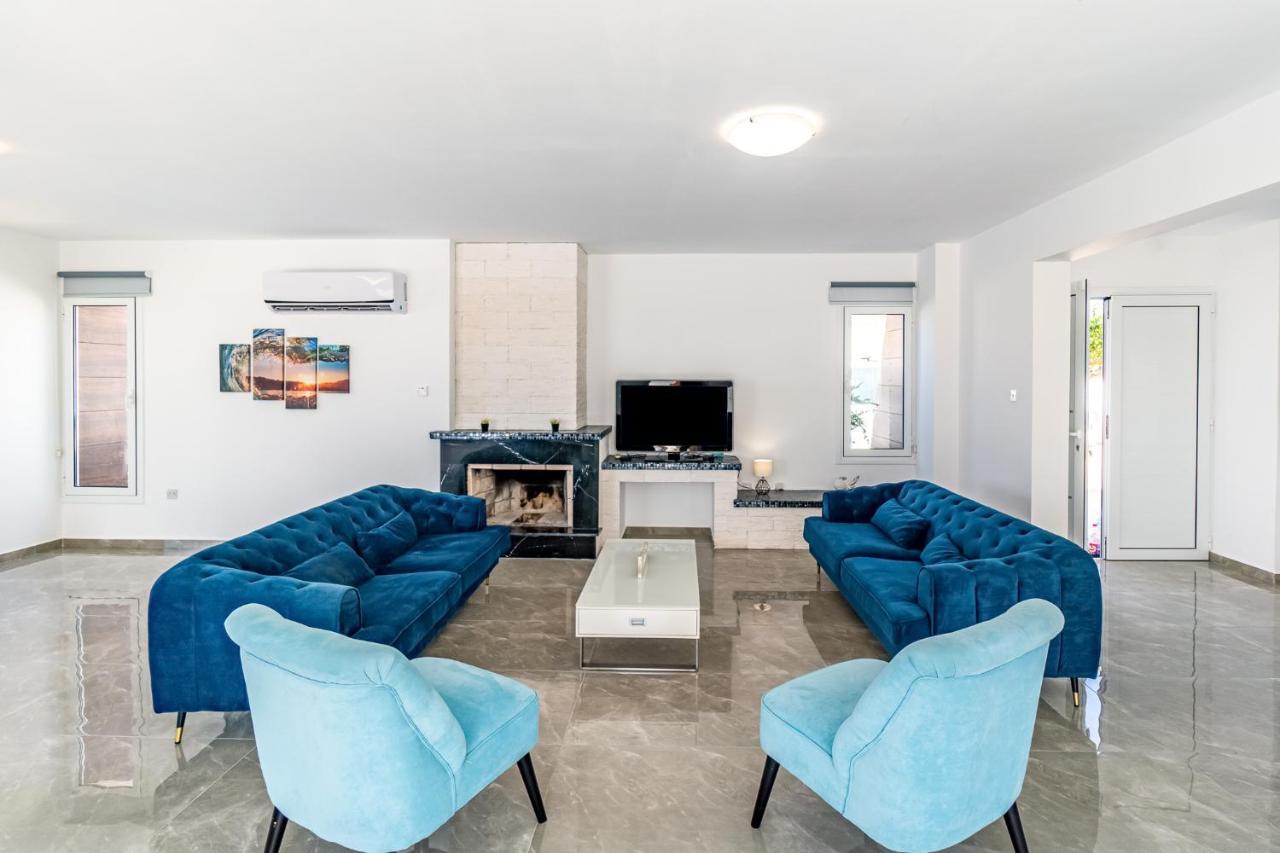 Beach Front Aqua Marina By Ezoria Villas Paralimni Exterior foto